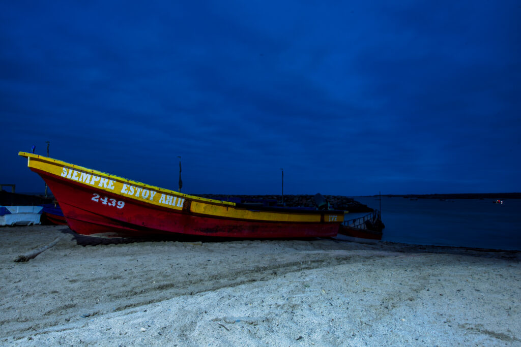 Embarcación en la playa al caer la luz