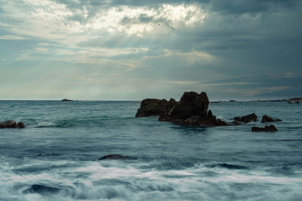Rocas y oleaje del borde costero